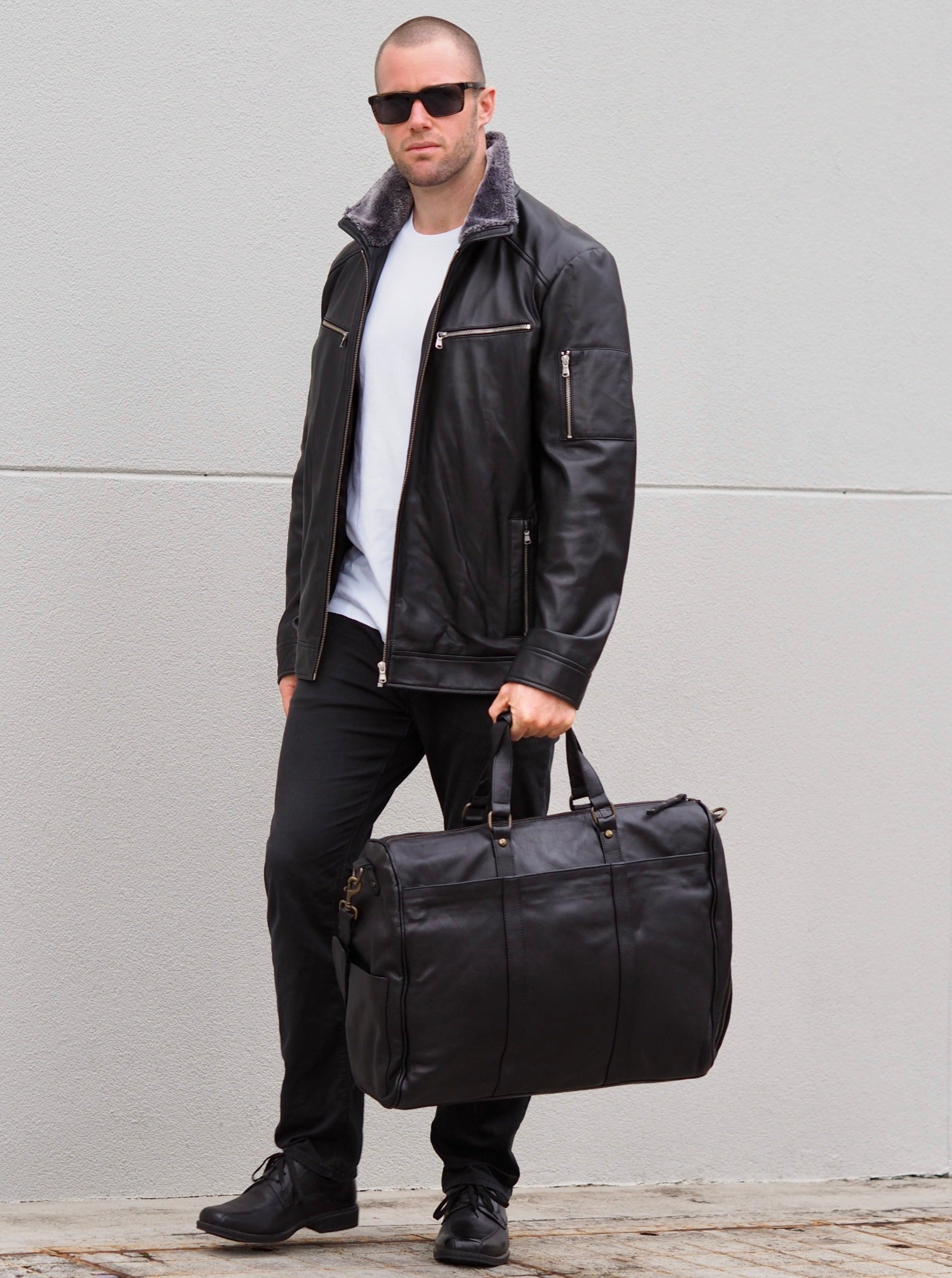 Men's leather overnight bag in black