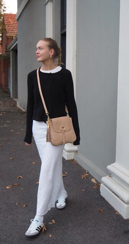 MONK Monique Messenger | Camel